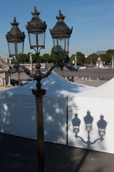 France, Region Ile de France, Paris 8e arrondissement, place de la Concorde, tente, barnum, ombre portee, reverbere, candelabre