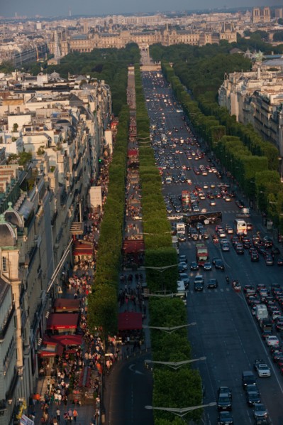 France, Region Ile de France, Paris 8e arrondissement, place Charles de Gaulle, place de l'Etoile, au sommet de l'Arc de Triomphe, avenue des Champs-Elysees, touristes,