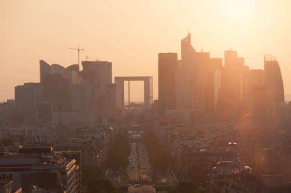 France, Region Ile de France, Paris 8e arrondissement, place Charles de Gaulle, place de l'Etoile, au sommet de l'Arc de Triomphe en soiree, panorama, lumiere, soleil couchant, perspective