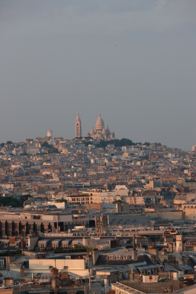 France, Region Ile de France, Paris 8e arrondissement, place Charles de Gaulle, place de l'Etoile, au sommet de l'Arc de Triomphe en soiree, panorama, eclairage,