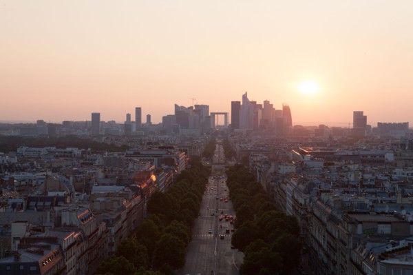 France, Region Ile de France, Paris 8e arrondissement, place Charles de Gaulle, place de l'Etoile, au sommet de l'Arc de Triomphe en soiree, panorama, eclairage,