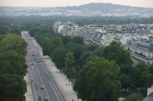 France, Region Ile de France, Paris 8e arrondissement, place Charles de Gaulle, place de l'Etoile, au sommet de l'Arc de Triomphe en soiree, panorama, eclairage,
