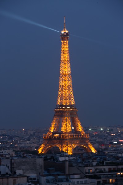 France, Region Ile de France, Paris 8e arrondissement, place Charles de Gaulle, place de l'Etoile, au sommet de l'Arc de Triomphe en soiree, panorama, eclairage,
