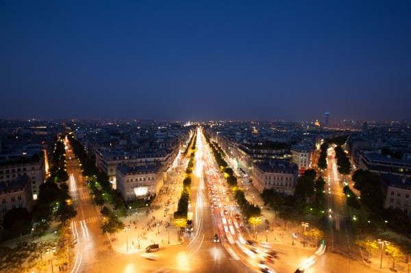 France, Region Ile de France, Paris 8e arrondissement, place Charles de Gaulle, place de l'Etoile, au sommet de l'Arc de Triomphe en soiree, panorama, eclairage,