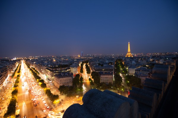 France, Region Ile de France, Paris 8e arrondissement, place Charles de Gaulle, place de l'Etoile, au sommet de l'Arc de Triomphe en soiree, panorama, eclairage,
