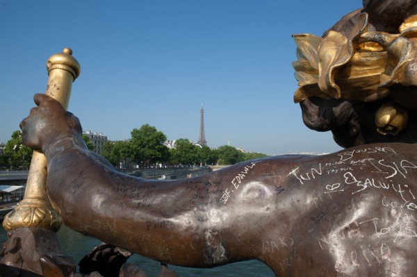 France, Region Ile de France, Paris 8e arrondissement, Pont Alexandre III, vue sur la Tour Eiffel et les Invalides