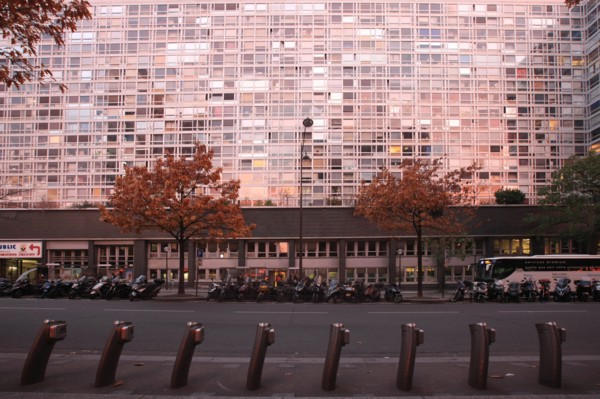 France, Region Ile de France, Paris 14e arrondissement, Montparnasse, rue du Commandant Mouchotte, terrasse de cafe, Tour Montparnasse, immeuble, facade, matin, fin de nuit, eclairage,