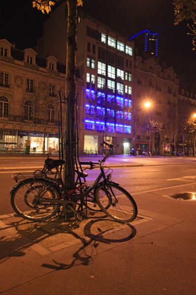 France, Region Ile de France, Paris 14e arrondissement, Montparnasse, boulevard du Montparnasse, tour, immeubles, facade, matin, fin de nuit, eclairage, velo,