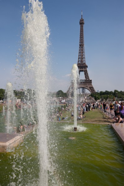 France, Region Ile de France, Paris 16e arrondissement, jardins du Trocadero, bassins et fontaine, baigneurs, canicule,