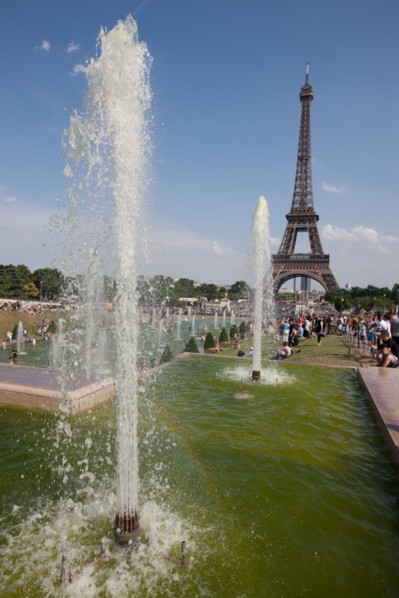 France, Region Ile de France, Paris 16e arrondissement, jardins du Trocadero, bassins et fontaine, baigneurs, canicule,