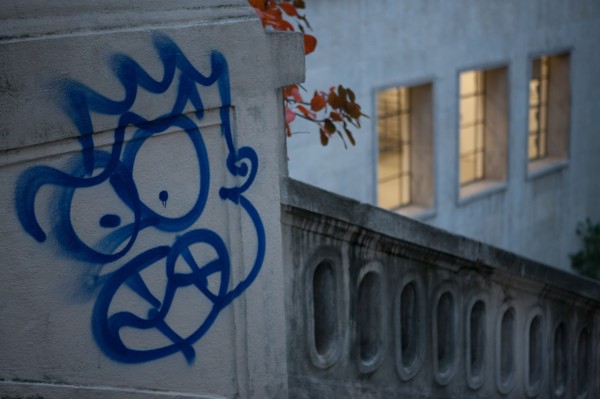 France, Region Ile de France, Paris 16e arrondissement, avenue du President Wilson, escaliers, graffiti tete, matin,