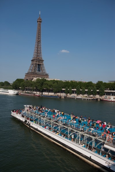 France, Region Ile de France, Paris 16e arrondissement, quai de Seine, entre pont de Bir-Hakeim et pont d'Iena, Tour Eiffel, peniches a quai,