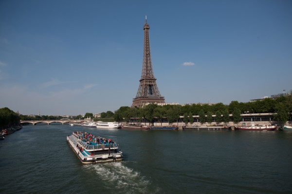 France, Region Ile de France, Paris 16e arrondissement, quai de Seine, entre pont de Bir-Hakeim et pont d'Iena, Tour Eiffel, peniches a quai,