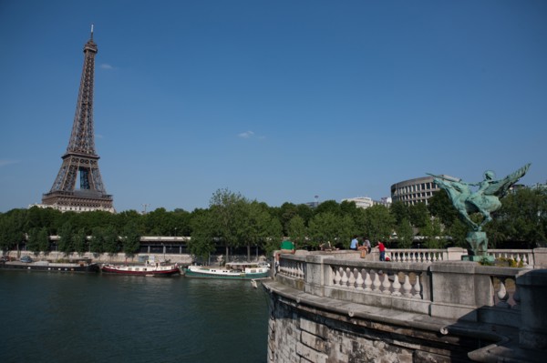 France, Region Ile de France, Paris 16e arrondissement, quai de Seine, entre pont de Bir-Hakeim et pont d'Iena, Tour Eiffel, peniches a quai,