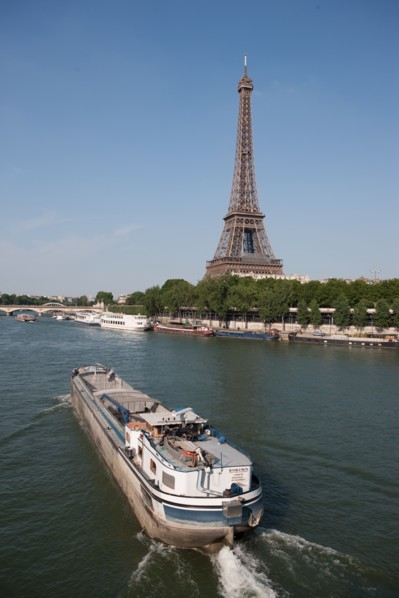 France, Region Ile de France, Paris 16e arrondissement, quai de Seine, entre pont de Bir-Hakeim et pont d'Iena, Tour Eiffel, peniches a quai,