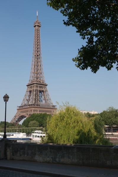 France, Region Ile de France, Paris 16e arrondissement, quai de Seine, entre pont de Bir-Hakeim et pont d'Iena, Tour Eiffel, peniches a quai,