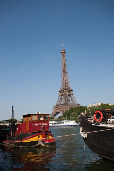 France, Region Ile de France, Paris 16e arrondissement, quai de Seine, entre pont de Bir-Hakeim et pont d'Iena, Tour Eiffel, peniches a quai,