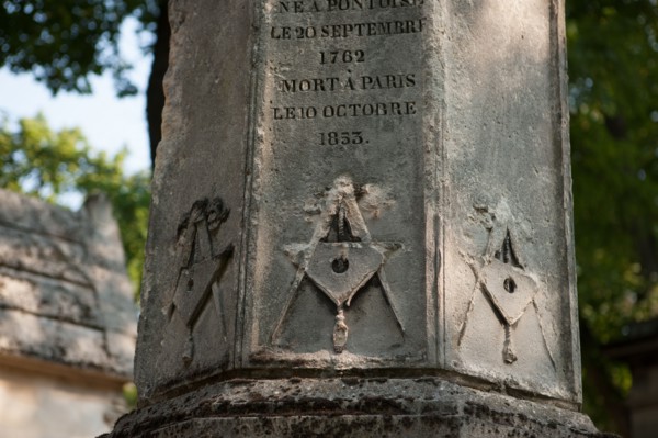France, Region Ile de France, Paris 20e arrondissement, cimetiere du Pere Lachaise, 28e division, sepulture des architectes Bernier, Percier et Fontaine, stele avec des symboles maconniques dessines p...