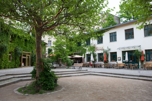 Allemagne, Germany, Berlin, Scheunenviertel, quartier des Granges, cour, arbres et guirlandes lumineuses,