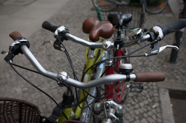 Allemagne, Germany, Berlin, Scheunenviertel, quartier des Granges, velo sur paves,