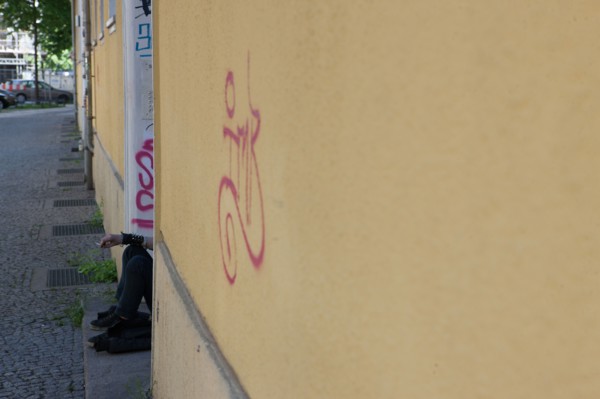 Allemagne (Germany), Berlin, Friedrichshain, immeuble, ancien Berlin Est, jeune punk assise devant une porte,