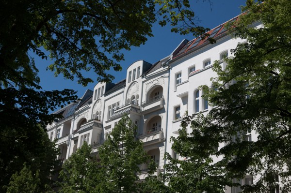 Allemagne (Germany), Berlin, Friedrichshain, immeuble, ancien Berlin Est, facade et arbres,