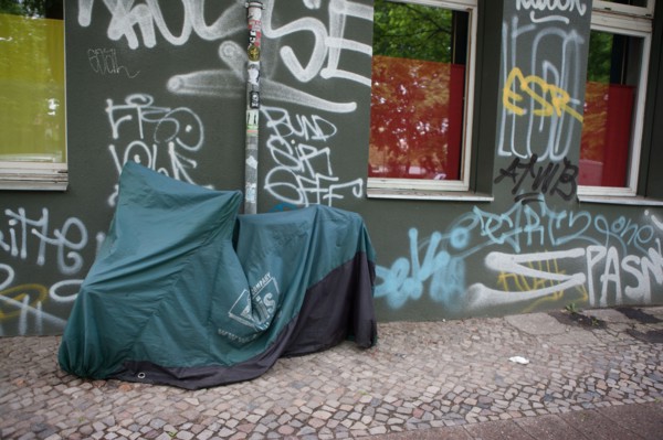 Allemagne (Germany), Berlin, Prenzlauer Berg, signes de ville, murs peints, moto sous une bache