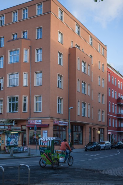 Allemagne (Germany), Berlin, Prenzlauer Berg, Oderberger Strasse, velotaxi, circulation,