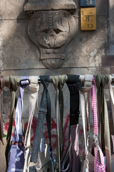 Allemagne (Germany), Berlin, Prenzlauer Berg, Gaudy Strasse, detail mur, facade, sacs,