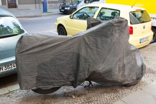 Allemagne (Germany), Berlin, Prenzlauer Berg, rue, moto sous une bache,