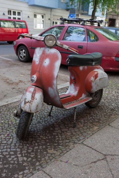 Allemagne (Germany), Berlin, Prenzlauer Berg, rue, scooter vetuste,