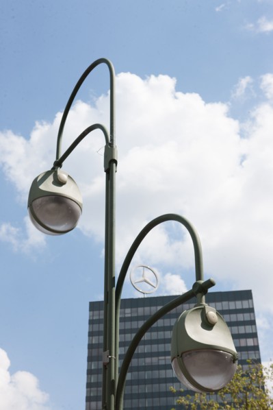 Allemagne (Germany), Berlin, Charlottensburg, immeubles, urbanisme, tour Mercedes Benz, lampadaire,