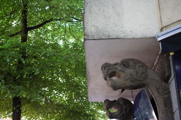 Allemagne (Germany), Berlin, Friedrichshain, immeuble, ancien Berlin Est, detail d'une enseigne, tete de drakkar viking,