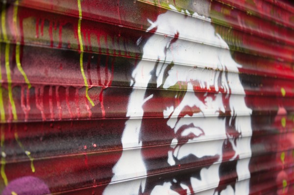 Allemagne (Germany), Berlin, Friedrichshain, immeuble, ancien Berlin Est, rideau de fer peint, Klaus Kinski, coulures de peinture