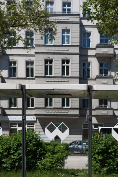 Allemagne (Germany), Berlin, Friedrichshain, immeuble, ancien Berlin Est, facades d'immeubles, arret de tramway,