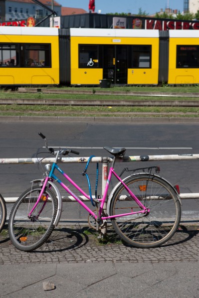 Allemagne (Germany), Berlin, Friedrichshain, immeuble, ancien Berlin Est, arret de tramway, rue, velo,