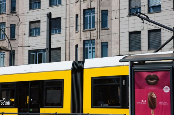 Allemagne (Germany), Berlin, Friedrichshain, immeuble, ancien Berlin Est, arret de tramway,