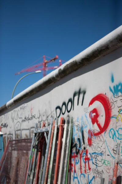 Allemagne (Germany), Berlin, Friedrichshain, immeuble, ancien Berlin Est, East Side Gallery, artistes ayant realise des oeuvres sur le mur,