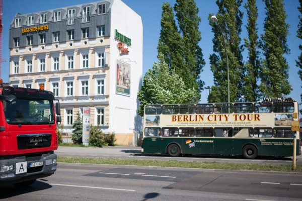Allemagne (Germany), Berlin, Friedrichshain, immeuble, ancien Berlin Est, East Side Gallery, artistes ayant realise des oeuvres sur le mur,