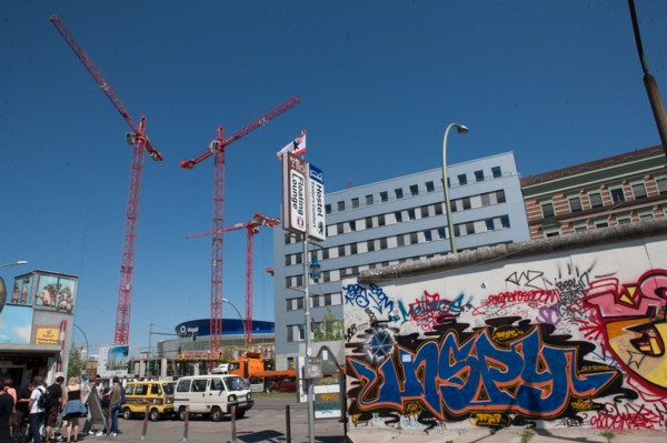 Allemagne (Germany), Berlin, Friedrichshain, immeuble, ancien Berlin Est, East Side Gallery, artistes ayant realise des oeuvres sur le mur,