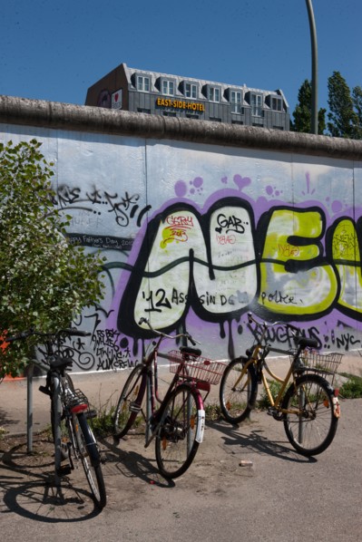Allemagne (Germany), Berlin, Friedrichshain, immeuble, ancien Berlin Est, East Side Gallery, artistes ayant realise des oeuvres sur le mur,