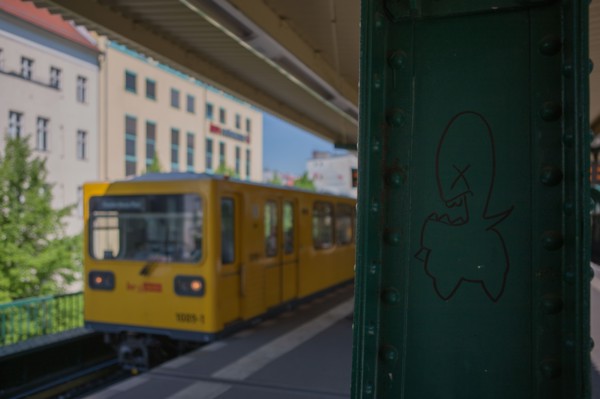 Allemagne (Germany), Berlin, Prenzlauer Berg, S-Bahn, train, metro, transport en commun, graffiti sur un pilier,