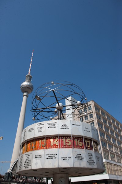 Allemagne (Germany), Berlin, Alexanderplatz, Tour Fernsehturm, tour de television de Berlin Est, horloge universelle,