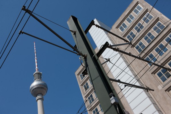 Allemagne (Germany), Berlin, Alexanderplatz, Tour Fernsehturm, tour de television de Berlin Est, cables du tramway