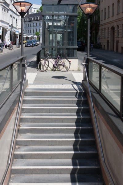 Allemagne (Germany), Berlin, Scheunenviertel, quartier des Granges, Postfuhramt, rue et entree de metro, escaliers,