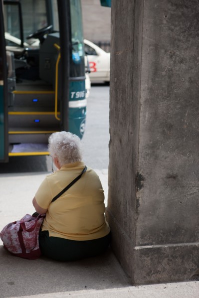 Allemagne (Germany), Berlin, Museuminsell (Ile aux Musees), Nationalgalerie, Musee des Beaux-Arts, colonnade, vieille femme senior attendant le bus,