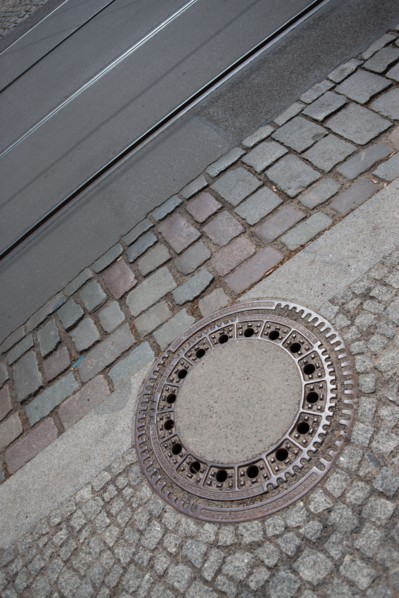 Allemagne (Germany), Berlin, Prenzlauer Berg, plaque d'egout, rue, rails,