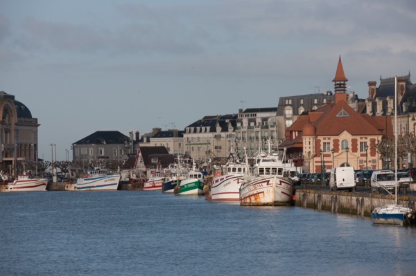 France, region Basse Normandie, Calvados, Cote fleurie, Trouville-sur-Mer, quai Fernand Moureaux, bateaux a quai,