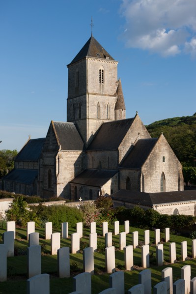 France, region Haute Normandie, Seine Maritime, pays des hautes falaises, Etretat, cimetiere allie, eglise,