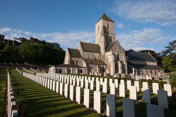 France, region Haute Normandie, Seine Maritime, pays des hautes falaises, Etretat, cimetiere allie, eglise,